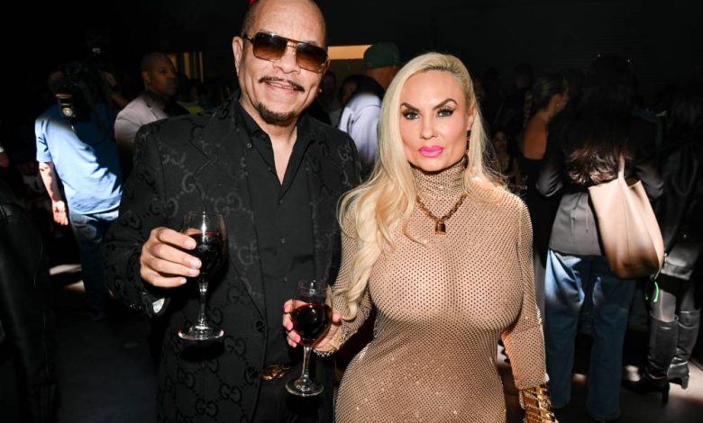 Coco Austin menyisakan sedikit imajinasi dalam gaun tembus pandang di NYFW Coco Austin menyisakan sedikit imajinasi dalam gaun tembus pandang di NYFW