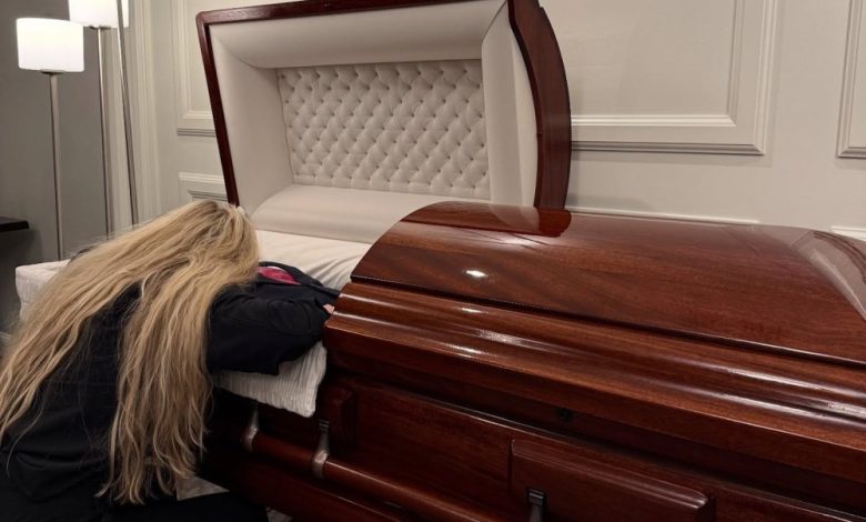 Istri Charlie Kirk Erika berbagi foto momen emosional di peti mati Istri Charlie Kirk Erika berbagi foto momen emosional di peti mati