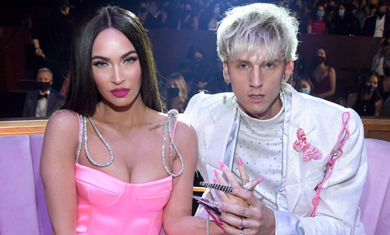 Machine Gun Kelly dan Megan Fox's Daughter Saga memakai gitar onesie Machine Gun Kelly dan Megan Fox's Daughter Saga memakai gitar onesie