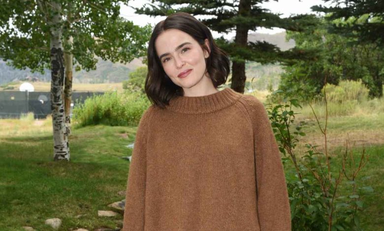 Sweater rajut Zoey Deutch adalah kesempurnaan jatuh – begitu pula ini seperti $ 26