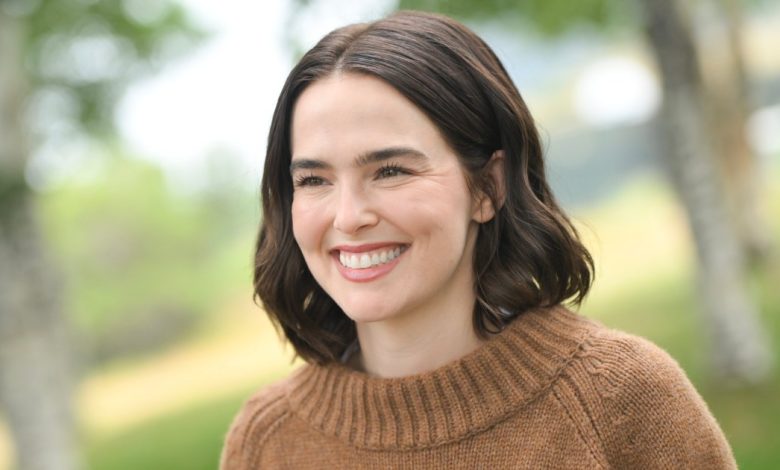 Gaun coklat kaya Zoey Deutch sangat bagus – dapatkan tampilan $ 23 Gaun coklat kaya Zoey Deutch sangat bagus – dapatkan tampilan $ 23