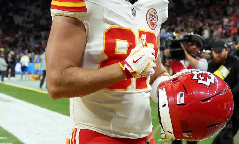 Travis Kelce ditampar oleh saingan NFL teair tart selama pertandingan Brasil Travis Kelce ditampar oleh saingan NFL teair tart selama pertandingan Brasil