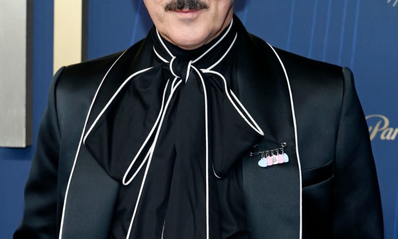 Alan Cumming terlihat necis dalam setelan hitam dan putih dengan busur di 2025 Emmy Alan Cumming terlihat necis dalam setelan hitam dan putih dengan busur di 2025 Emmy