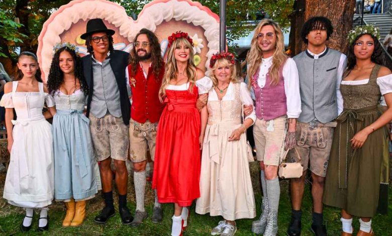 Heidi Klum berpose dengan semua 4 anak di festival Jerman di Munich Heidi Klum berpose dengan semua 4 anak di festival Jerman di Munich