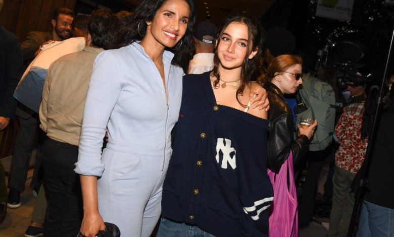 Padma Lakshmi mengatakan putrinya ingin dia berpakaian 'lebih provokatif' Padma Lakshmi mengatakan putrinya ingin dia berpakaian 'lebih provokatif'