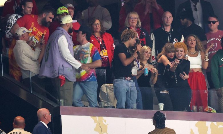 Miles Teller bereaksi terhadap pertunangan Taylor Swift dan Travis Kelce Miles Teller bereaksi terhadap pertunangan Taylor Swift dan Travis Kelce