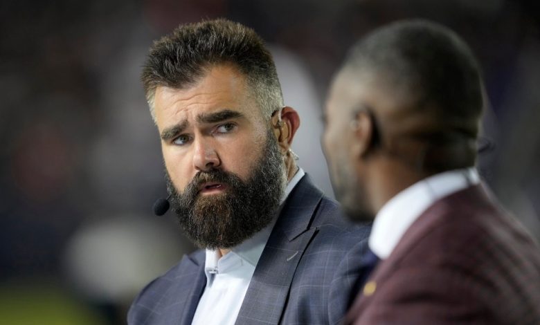 Jason Kelce menjelaskan kaos aneh yang dia kenakan di bawah jasnya di ESPN Jason Kelce menjelaskan kaos aneh yang dia kenakan di bawah jasnya di ESPN