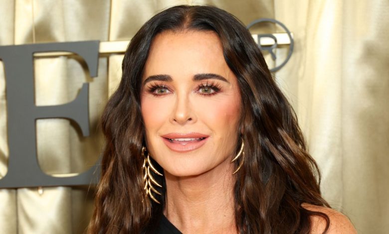 Kyle Richards menyukai merek tabir surya ini yang memiliki versi yang mengoreksi warna Kyle Richards menyukai merek tabir surya ini yang memiliki versi yang mengoreksi warna