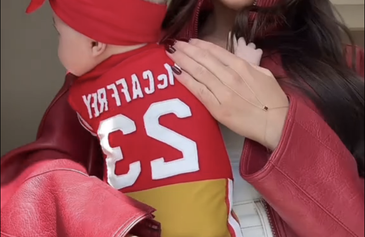 Olivia Culpo Dresses berusia 2 bulan dengan seragam mini 49ers untuk hari pertandingan pertama Olivia Culpo Dresses berusia 2 bulan dengan seragam mini 49ers untuk hari pertandingan pertama