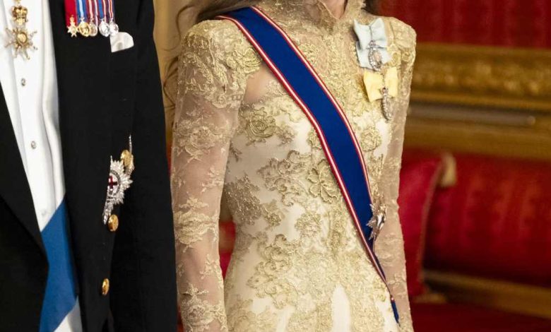 Kate Middleton memerintah tertinggi dalam gaun emas dan tiara di perjamuan negara