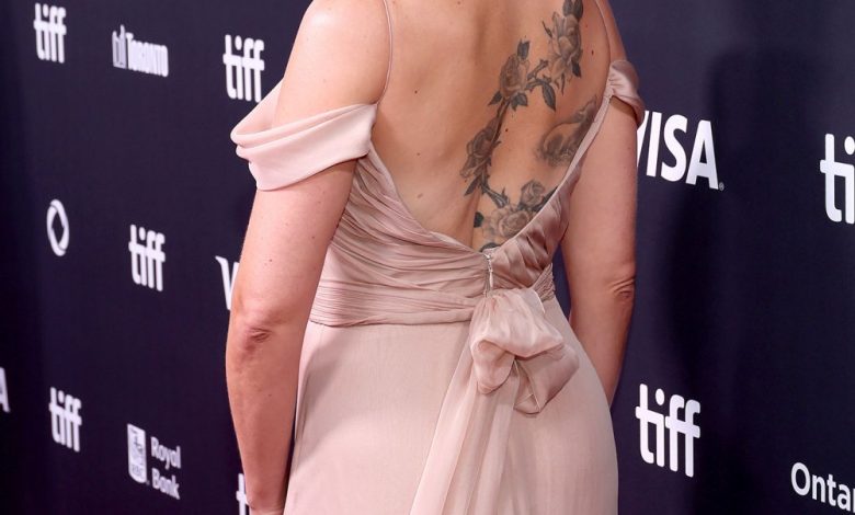 Tato punggung Scarlett Johansson mencuri sorotan di karpet merah TIFF Tato punggung Scarlett Johansson mencuri sorotan di karpet merah TIFF