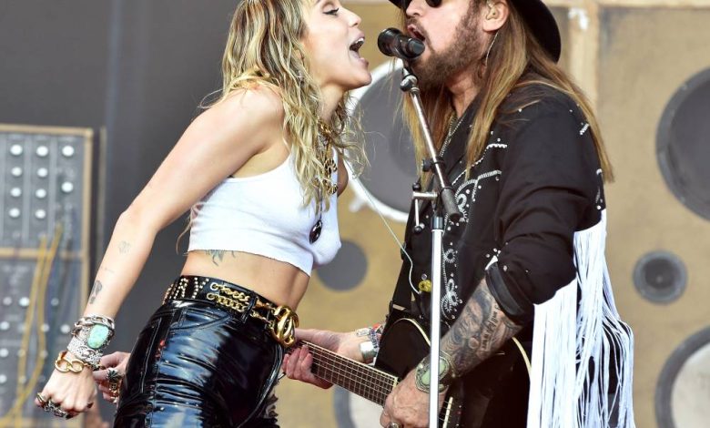 Miley Cyrus mengatakan lagu baru 'Rahasia' adalah 'penawaran damai' untuk ayah Billy Ray Miley Cyrus mengatakan lagu baru 'Rahasia' adalah 'penawaran damai' untuk ayah Billy Ray