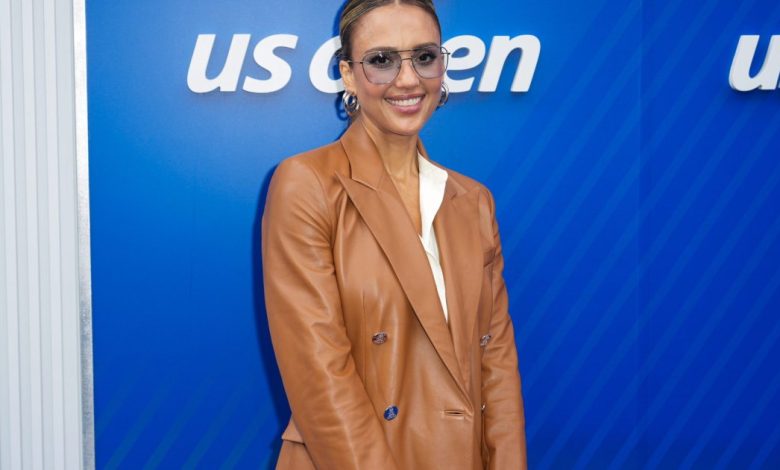 Love Jessica Alba's Off-Shoulder Sweater? Anda membutuhkan pullover yang nyaman ini seharga $ 37 Love Jessica Alba's Off-Shoulder Sweater? Anda membutuhkan pullover yang nyaman ini seharga $ 37