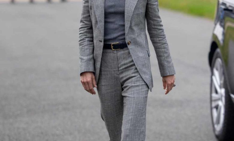 Kate Middleton berjalan mundur dengan stiletto saat turun dari jet tempur Kate Middleton berjalan mundur dengan stiletto saat turun dari jet tempur
