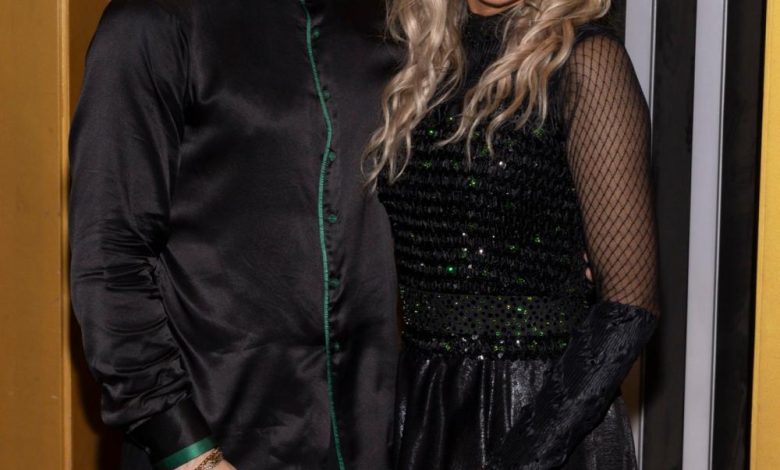 “Pemeran 'DWTS' Berkumpul Di Sekitar 'Rockstar' Elaine Hendrix Setelah Rawat Inap”. “Pemeran 'DWTS' Berkumpul Di Sekitar 'Rockstar' Elaine Hendrix Setelah Rawat Inap”.