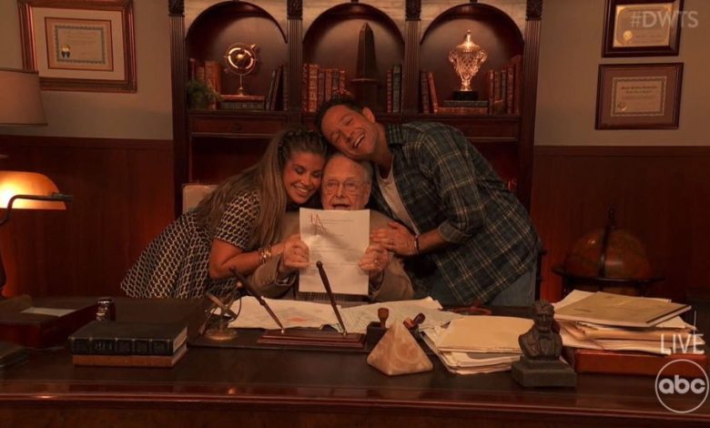 Danielle Fishel Hugs Boy Bertemu William Daniels Dunia di 'DWTS'