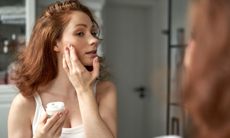 Kulit Rawan Rosacea? Tabir Surya Pengoreksi Kemerahan Ini Menenangkan (dan Melindungi) Hanya dalam Sekali Penggunaan Kulit Rawan Rosacea? Tabir Surya Pengoreksi Kemerahan Ini Menenangkan (dan Melindungi) Hanya dalam Sekali Penggunaan
