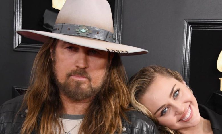Miley Cyrus mengatakan ayah Billy Ray 'menangis' saat dia memberinya lagu ulang tahun Miley Cyrus mengatakan ayah Billy Ray 'menangis' saat dia memberinya lagu ulang tahun