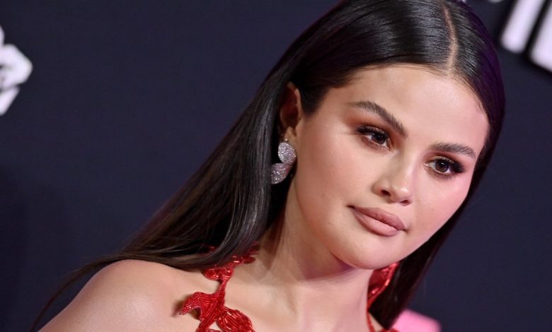 Kuku Merah 'Supermodel' Selena Gomez berasal dari Polandia Apotek $ 7 ini Kuku Merah 'Supermodel' Selena Gomez berasal dari Polandia Apotek $ 7 ini