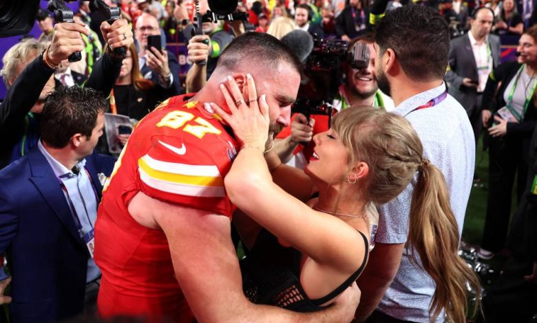 Taylor Swift memuji tunangan Travis Kelce sebagai 'Kehidupan Partai' Taylor Swift memuji tunangan Travis Kelce sebagai 'Kehidupan Partai'