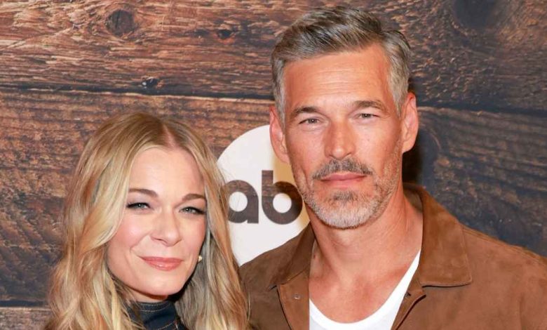 “LeAnn Rimes dan Eddie Cibrian Berkencan Malam di '9-1-1: Nashville' Premiere”. “LeAnn Rimes dan Eddie Cibrian Berkencan Malam di '9-1-1: Nashville' Premiere”.