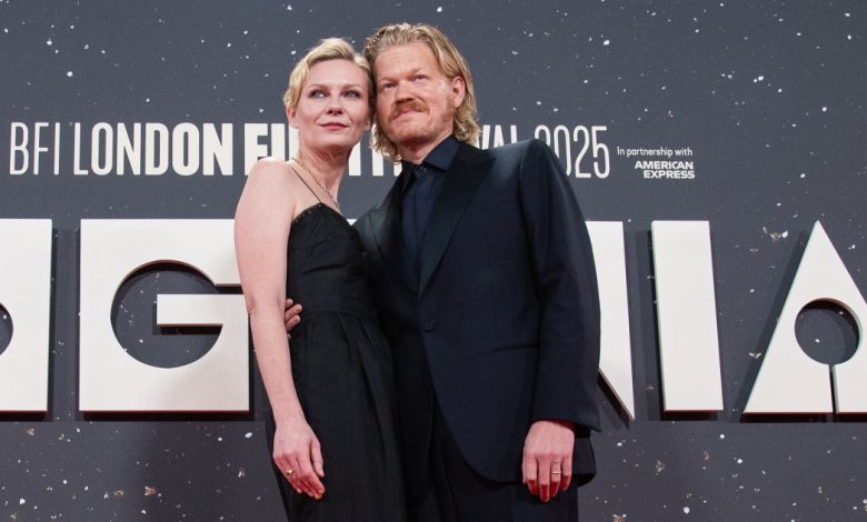 “Kirsten Dunst dan Jesse Plemons Menjadi Pasangan Terbaik di Penayangan Perdana 'Bugonia'”. “Kirsten Dunst dan Jesse Plemons Menjadi Pasangan Terbaik di Penayangan Perdana 'Bugonia'”.