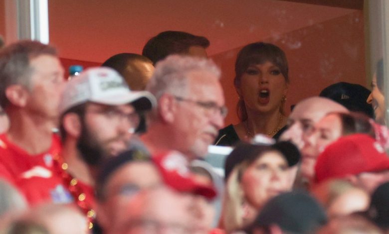 Taylor Swift Memeluk Ed Kelce di Kansas City Chiefs Game Taylor Swift Memeluk Ed Kelce di Kansas City Chiefs Game
