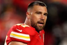 Penggemar Memperdebatkan Perilaku Travis Kelce Saat Pertunjukan Lagu Kebangsaan