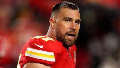 Penggemar Memperdebatkan Perilaku Travis Kelce Saat Pertunjukan Lagu Kebangsaan Penggemar Memperdebatkan Perilaku Travis Kelce Saat Pertunjukan Lagu Kebangsaan