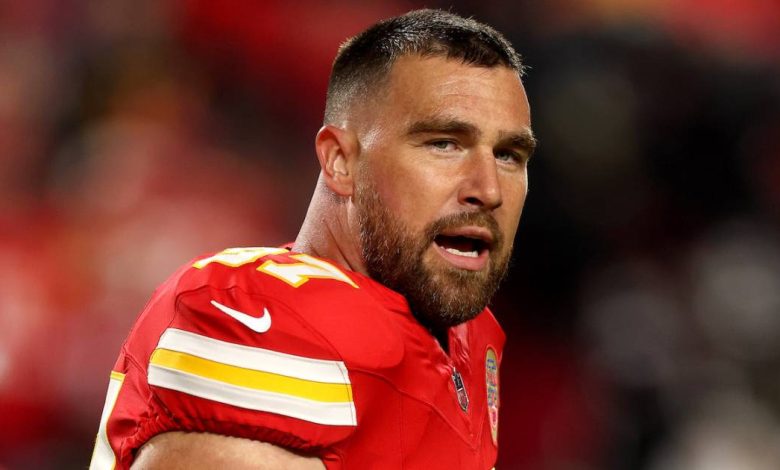Penggemar Memperdebatkan Perilaku Travis Kelce Saat Pertunjukan Lagu Kebangsaan Penggemar Memperdebatkan Perilaku Travis Kelce Saat Pertunjukan Lagu Kebangsaan