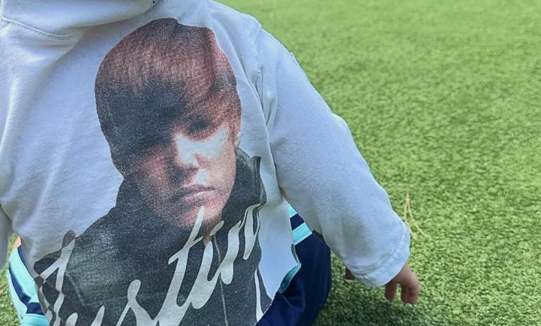 Hailey Bieber menunjukkan gaya musim gugur putra Jack dengan merchback ayah justin Hailey Bieber menunjukkan gaya musim gugur putra Jack dengan merchback ayah justin