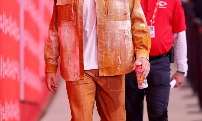 Jason Kelce Mengolok-olok Pakaian Warna Labu Travis Kelce Menjelang MNF