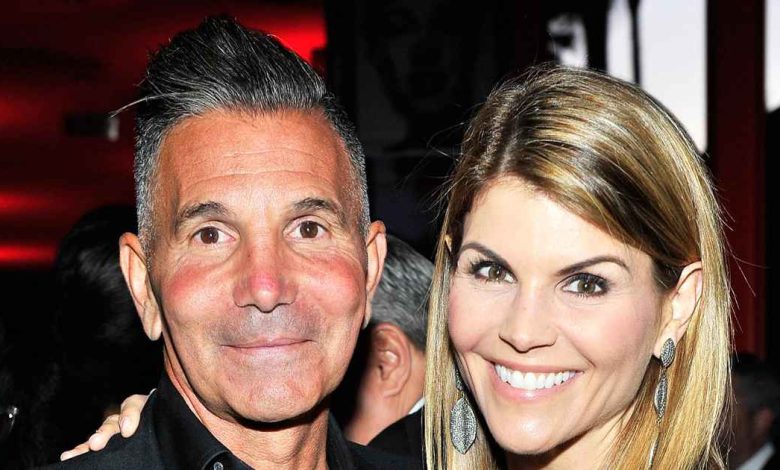 Lori Loughlin dan Mossimo Giannulli: Garis waktu hubungan mereka Lori Loughlin dan Mossimo Giannulli: Garis waktu hubungan mereka