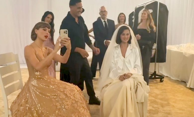 Gaun Oscar de la Renta Taylor Swift di Pernikahan Selena Gomez Terungkap Gaun Oscar de la Renta Taylor Swift di Pernikahan Selena Gomez Terungkap