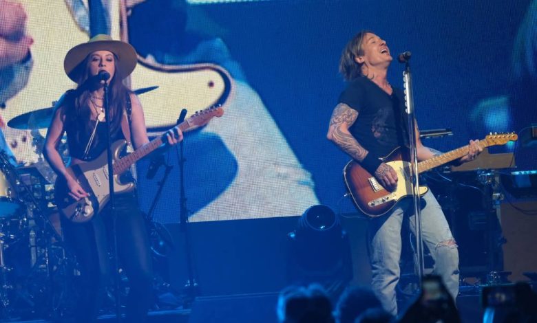“Keith Urban Lupa Lirik 'The Fighter' Setelah Rumor Maggie Baugh”. “Keith Urban Lupa Lirik 'The Fighter' Setelah Rumor Maggie Baugh”.