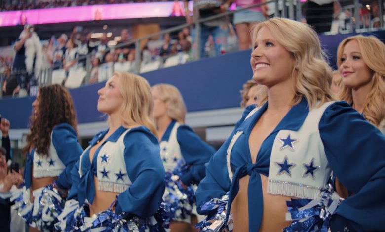 Pemandu Sorak Cowboys Reece Weaver Menyebut Kenaikan Gaji 'Suatu Peningkatan'