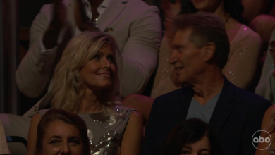 “Mantan Gerry Turner dan Theresa Nist Keduanya Menghadiri Final 'Golden Bachelor'”. “Mantan Gerry Turner dan Theresa Nist Keduanya Menghadiri Final 'Golden Bachelor'”.