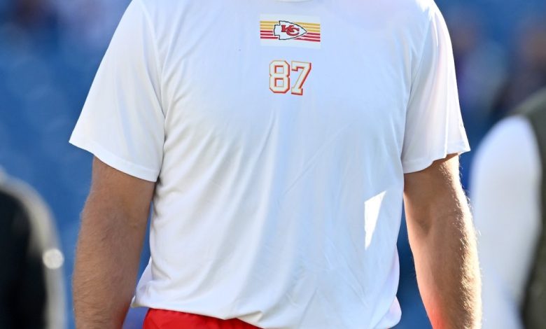 Travis Kelce Menghadiri Pertandingan Sepak Bola Sekolah Menengah untuk Mendukung Mantan Pemain Chiefs Travis Kelce Menghadiri Pertandingan Sepak Bola Sekolah Menengah untuk Mendukung Mantan Pemain Chiefs