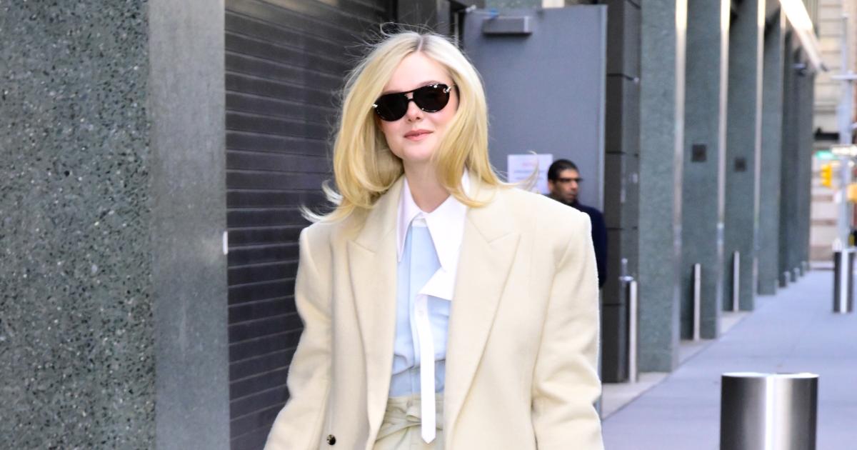 Elle Fanning terlihat di luar