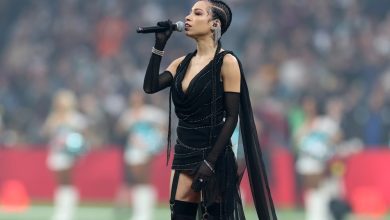 “Penyanyi Lagu Kebangsaan NFL Menanggapi Kritik terhadap Pakaian 'Pelacur'-nya”.