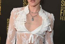 Kristen Stewart Mendesis dalam Gaun Telanjang Berenda di Karpet Festival Film SCAD