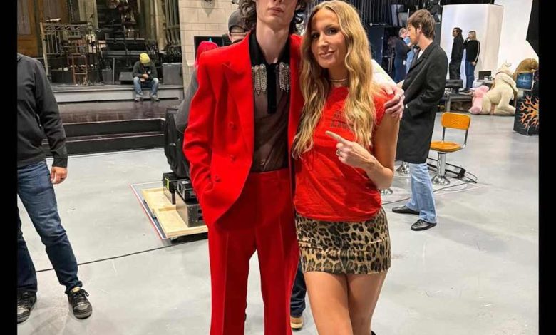 Nikki Glaser berbagi foto di balik layar dari 'SNL' setelah menjadi pembawa acara debut