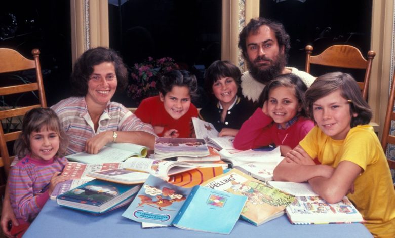 Adik River Phoenix Mengatakan Kepergiannya Mengubah Hubungannya dengan Kematian Adik River Phoenix Mengatakan Kepergiannya Mengubah Hubungannya dengan Kematian